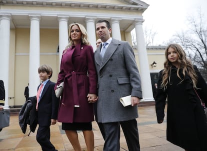 Donal Trump Jr. e sua esposa Vanessa, na chegada ao Capitólio com seus dois filhos.