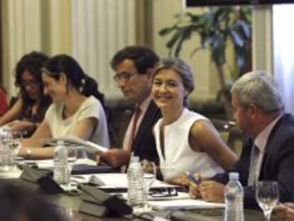 La ministra de Agricultura, Isabel Garc&iacute;a Tejerina, durante la reuni&oacute;n que mantuvo en el Ministerio con representantes de organizaciones agrarias por el veto impuesto por Rusia. 