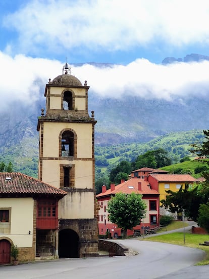 La iglesia colegial de San Pedro de Teverga.