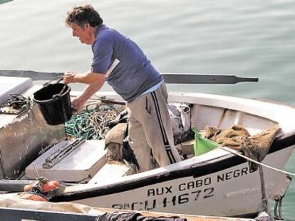 Un pescador de Algeciras se prepara para faenar.