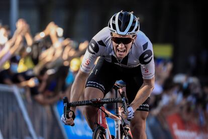 El danés Soren Kragh Andersen, del equipo Sunweb, llega este sábado a la meta en la 14ª etapa del Tour.