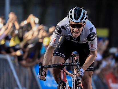 El danés Soren Kragh Andersen, del equipo Sunweb, llega este sábado a la meta en la 14ª etapa del Tour.