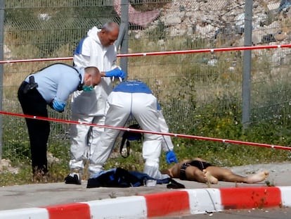 Agentes israelíes examinan el cadáver del atacante palestino abatido el miércoles en un puesto de control en Cisjordania.