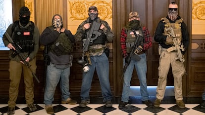Hombres armados en el Capitolio de Michigan.