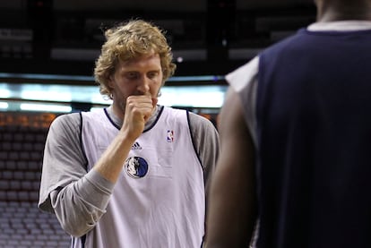 Dirk Nowitzki tose durante los entrenamientos previos al sexto partido.