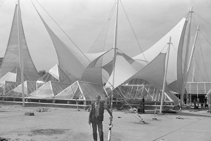 El canario César Manrique frente a las famosas velas de La Vaguada' durante su construcción a principios de los ochenta.