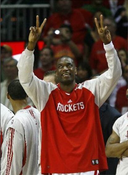 Dikembe Mutombo celebra la victoria de su equipo