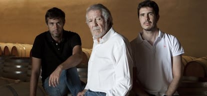 A la izquierda, Eduardo Garc&iacute;a, junto a su padre Mariano (fundador de Mauro) y su hermano Alberto. 