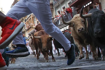 Los toros de la ganadería Jandilla a su paso por la curva de Mercaderes.