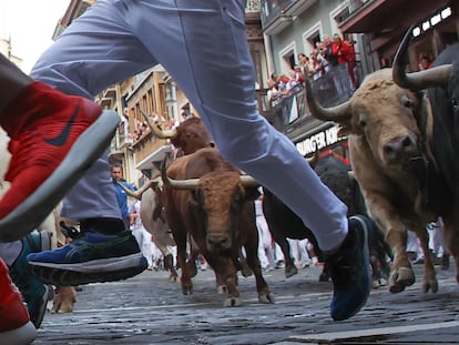 Los toros de la ganadería Jandilla a su paso por la curva de Mercaderes.