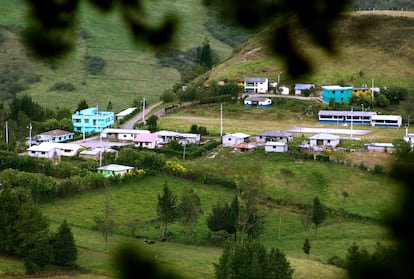 Las pequeñas casas de una de las parroquias rurales de Chunchi, junto a los edificios construidos con las remesas de migrantes