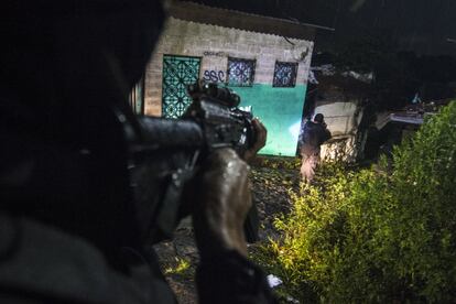 La Policía Nacional Civil de El Salvador asalta una casa de ‘destroller’, que es donde los miembros de pandillas se reúnen para planear sus actos ilícitos. El Salvador.