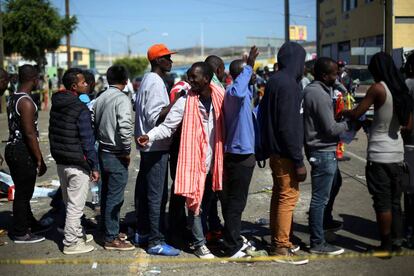 Haitianos fazem fila do lado de fora de um albergue em Tijuana. no México: crise fez imigrantes deixarem o Brasil, para onde foram após o terremoto de 2010.