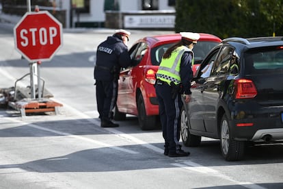 Policías en la frontera que conecta Austria y Alemania, en Grossgmain 
 el 15 de febrero. 