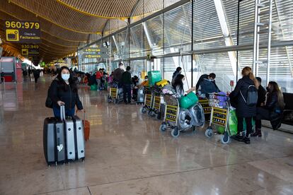 Viajeros en el aeropuerto de Barajas, en Madrid