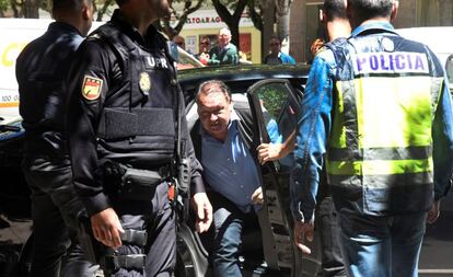 El presidente del Huesca, Agustn Lasaosa, tras ser detenido por la Polica Nacional en una operacin contra el presunto ama?o de partidos de ftbol en Primera y Segunda Divisin.