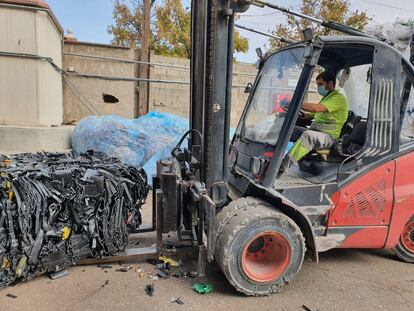 Ramiro Silvestre manipula un torito en Reciclajes Elda.