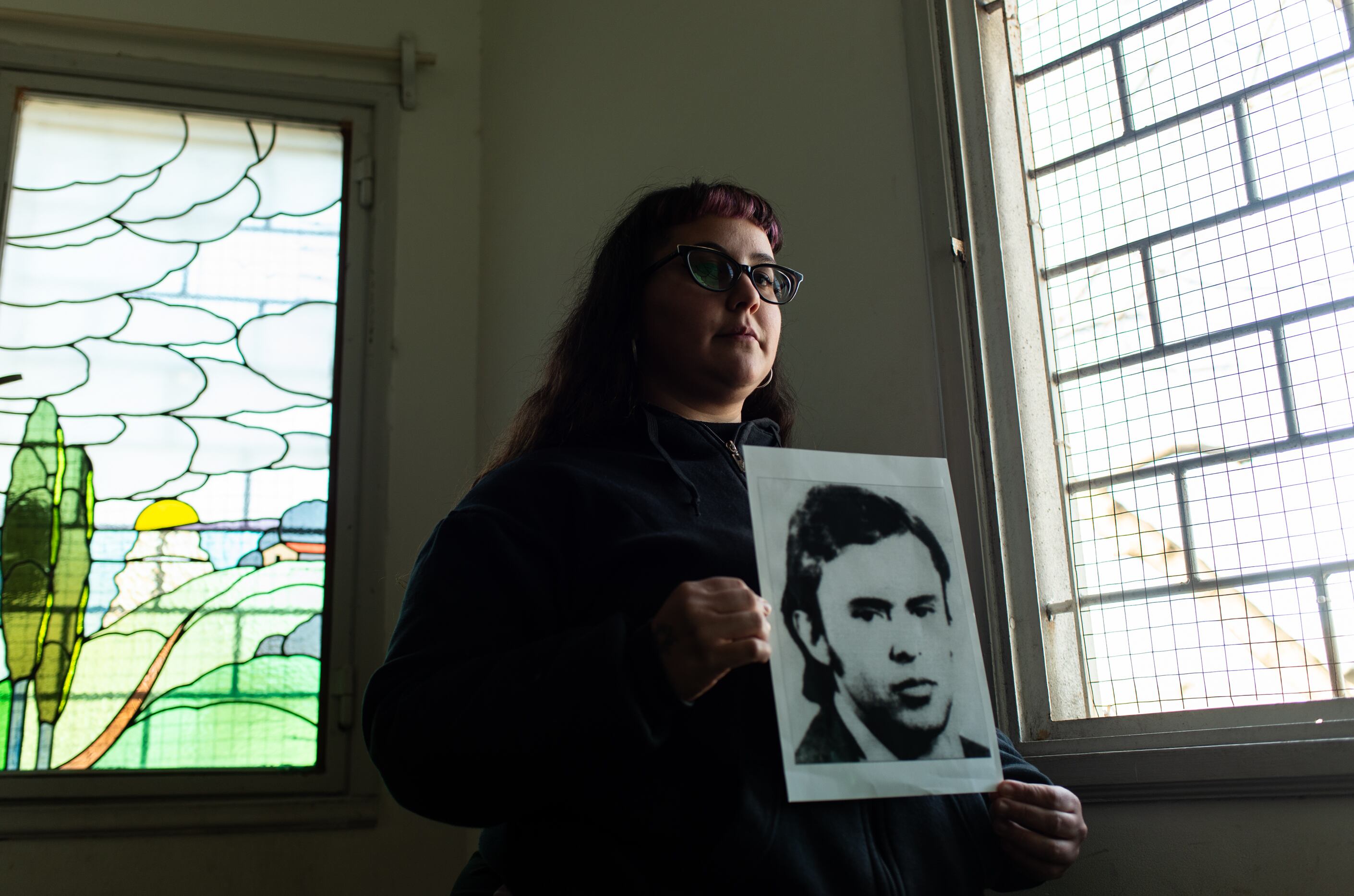 Luna Prieto sostiene una foto de su abuelo Ruben Prieto, uruguayo detenido desaparecido en 1976.