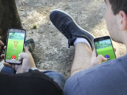 Jugadors de Pok&eacute;mon GO al parc de la Ciutadella.