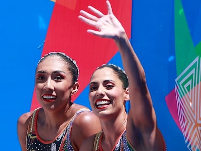 Joana Jiménez (izquierda) y Nuria Diosdado tras su participación en la final de dueto libre, este 26 de junio en San Salvador (El Salvador). Nuria Diosdado y Joana Jiménez ganan la medalla de oro en la final de dueto libre en la disciplina de nado sincronizado de los Juegos Centroamericanos y del Caribe.