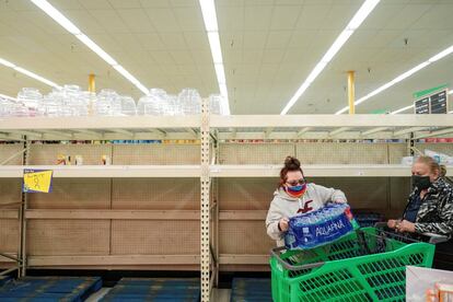 Un par de mujeres hacen las compras en un supermercado vacío tras las nevadas en Texas.