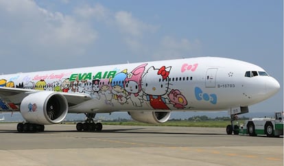 Hasta la aerolínea Taiwanesa, Eva Air, ha llegado a decorar sus aviones con Hello Kitty (y todos sus amigos) para que ningún pasajero olvide su experiencia. No es para menos, el rostro de este animal ficcticio está en cualquier lugar del avión, desde los apoyacabezas hasta las galletas y helados que ofrecen. ¿Qué dices a eso Ryanair?