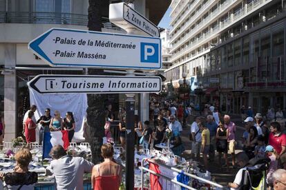 Ciudadanos y turistas se mezclan en el Paseo de los Ingleses para rendir homenaje a las víctimas del atentado terrorista, el 16 de junio de 2016.