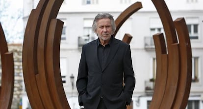 Bernar Venet, junto a la escultura que ha instalado en la explanada del IVAM en Valencia.