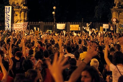 Los 'indignados' de Barcelona, se concentraron anoche a las puertas del Parlament, con la intención de montar un cordón mañana a primera hora.