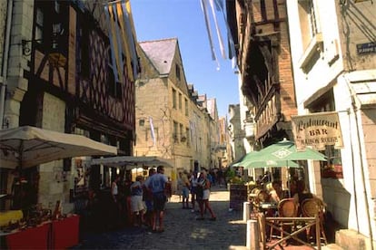 Una de las calles de Chinon (a 45 kilómetros de Tours), donde nació y vivió el escritor y humanista François Rabelais, autor de <i>Gargantúa y Pantagruel</i>.