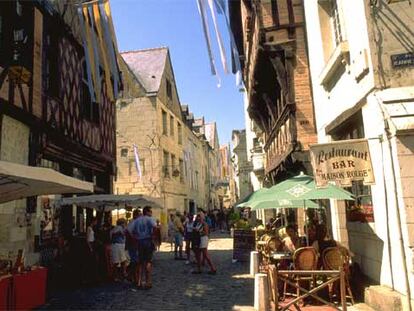 Una de las calles de Chinon (a 45 kilómetros de Tours), donde nació y vivió el escritor y humanista François Rabelais, autor de <i>Gargantúa y Pantagruel</i>.