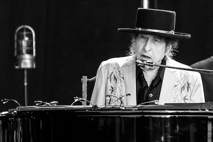 Bob Dylan en un programa doble con Neil Young el 12 de julio de 2019 en Hyde Park, Londres. (Foto convertida a blanco y negro).