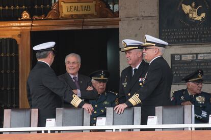 Sandoval, secretario de la Defensa Nacional y José Rafael Ojeda Durán, secretario de Marina, junto al abogado Juan Velázquez (segundo de izquierda a derecha), en una ceremonia en la que al último se le entregó un reconocimiento, en 2019.