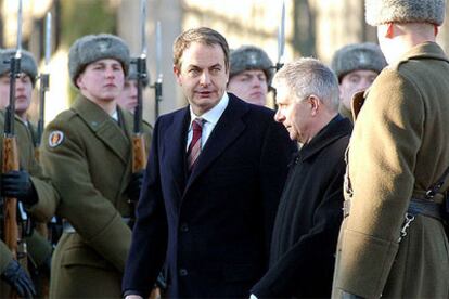 José Luis Rodríguez Zapatero, a la izquierda, y el primer ministro polaco, Marek Belka, en Varsovia.