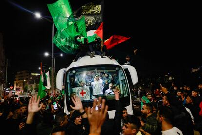 Un autobús con presos palestinos abandonaba este sábado la cárcel israelí de Ofer tras el canje con rehenes en manos de Hamás.