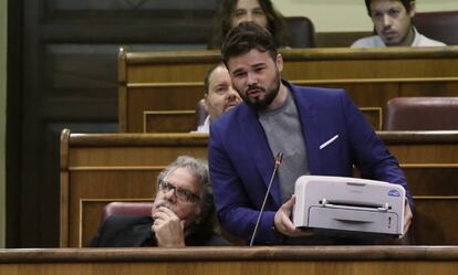 Gabriel Rufián mostra una impressora, al Congrés.