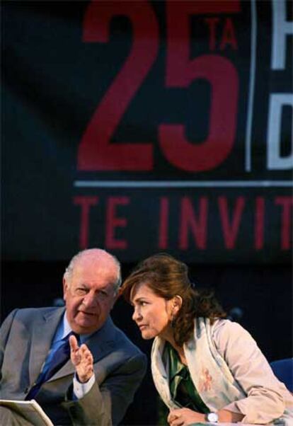 La ministra española de Cultura, Carmen Calvo, conversa con el presidente chileno, Ricardo Lagos, en la feria.