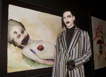 Marilyn Manson en 2002 con una de sus pinturas.
