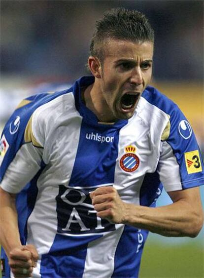 Luis García celebra el gol que ha dado la victoria al Espanyol en el Calderón