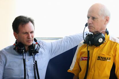 El jefe de Red Bull Christian Horner (D) habla con el presidente de Renault F1, Jean Michel Jaliner.