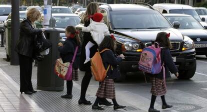 Alumnas del colegio Guadalaviar, en Valencia, a la salida de clase.
