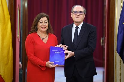 El defensor del Pueblo, Ángel Gabilondo, entregaba el informe a la presidenta del Congreso, Francina Armengol, este viernes en el Congreso.