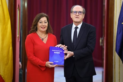 El Defensor del Pueblo, Ángel Gabilondo, entrega el informe a la presidenta del Congreso de los Diputados, Francina Armengol, el pasado octubre.