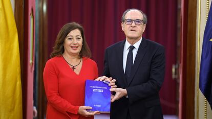 El Defensor del Pueblo, Ángel Gabilondo, entrega el informe a la presidenta del Congreso de los Diputados, Francina Armengol, el pasado octubre.