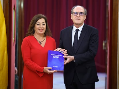 El Defensor del Pueblo, Ángel Gabilondo, entrega el informe a la presidenta del Congreso de los Diputados, Francina Armengol, el pasado octubre.