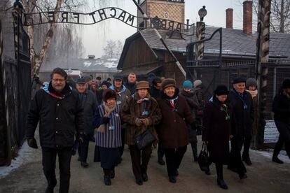 Un grupo de supervivientes del Holocausto entran en el campo de concentración de Auschwitz, en Oswiecim (Polonia) para conmemorar el 72 aniversario de la liberación del campo por las tropas soviéticas.