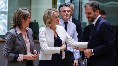 La ministra española de Transición Ecológica, Teresa Ribera (izquierda), con sus homólogos de Francia, Barbara Pompili, y Portugal, Duarte Cordeiro, el lunes en Bruselas.