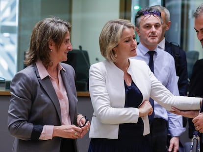 La ministra española de Transición Ecológica, Teresa Ribera (izquierda), con sus homólogos de Francia, Barbara Pompili, y Portugal, Duarte Cordeiro, el lunes en Bruselas.