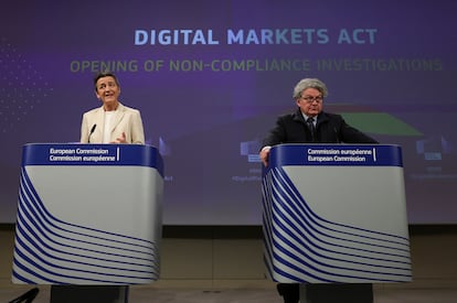 La comisaria europea de Competencia, Margrethe Vestager, y el de Mercado Interno, Thierry Breton, en marzo.