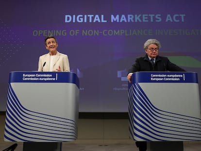 La vicepresidenta de la Comisión Europea, Margrethe Vestager, y el comisario de Mercado Interior, Thierry Breton.